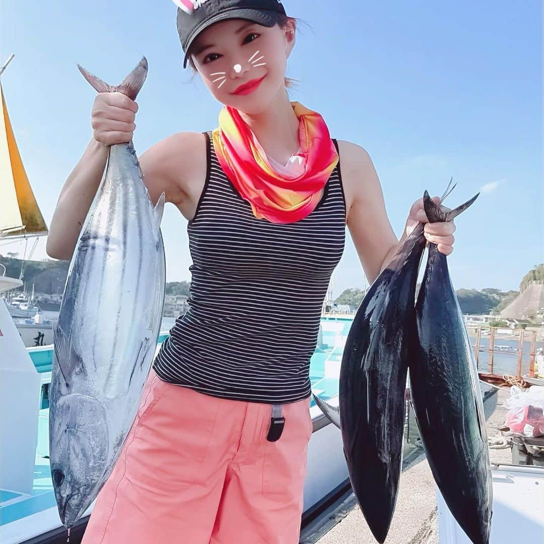 里美ゆりあさんのインスタグラム写真 - (里美ゆりあInstagram)「大きなカツオ釣れて嬉しい😃❤ 知り合いのお店3店舗にお裾分け❤ 美味しく頂きました♬︎♡（・ω・✌ ありがとうございました！！ キハダは再チャレンジへと更に続くの巻✨ #剛樹 #竿 #釣り #釣りガール  #釣り女子  #カツオ #かつお #相模湾キハダ  #相模湾 #相模湾釣り  #里美ゆりあ」10月4日 14時47分 - satomiyuria