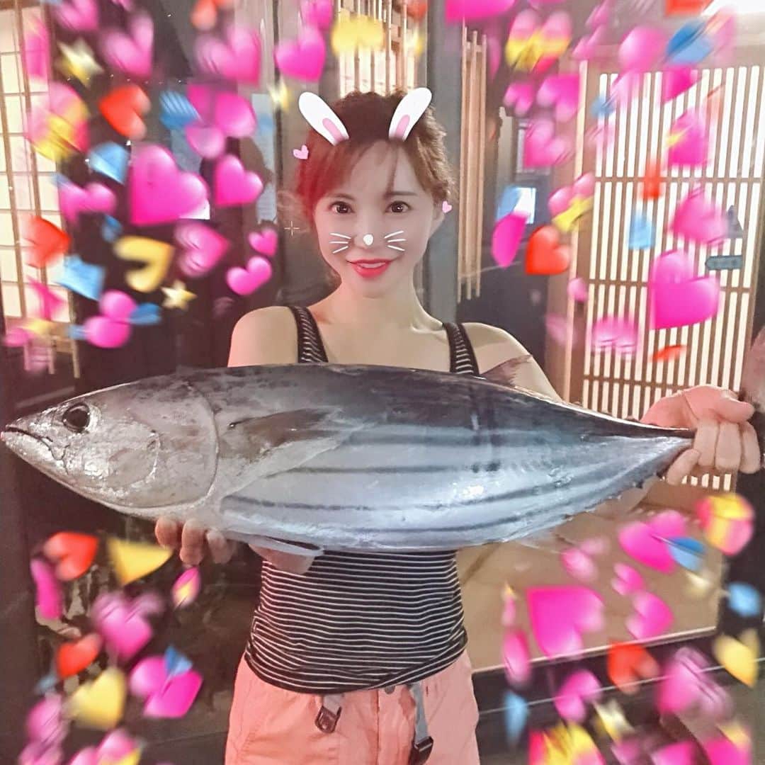 里美ゆりあのインスタグラム：「大きなカツオ釣れて嬉しい😃❤ 知り合いのお店3店舗にお裾分け❤ 美味しく頂きました♬︎♡（・ω・✌ ありがとうございました！！ キハダは再チャレンジへと更に続くの巻✨ #剛樹 #竿 #釣り #釣りガール  #釣り女子  #カツオ #かつお #相模湾キハダ  #相模湾 #相模湾釣り  #里美ゆりあ」