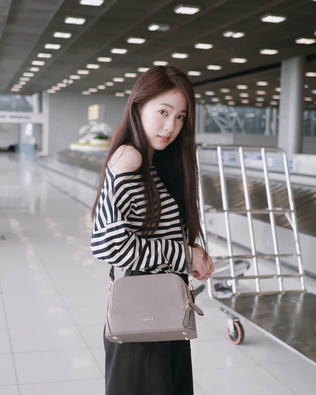 PIMTHAさんのインスタグラム写真 - (PIMTHAInstagram)「แอร์พอร์ตลุค...แบบลุกจากที่นอนอ่ะจ่ะ. ✈️ 👜 @vemar_th ใช้โค้ดPIMTHA100 ลดไปอีก100 บาทจ้า ลุกไปช้อปเลยจ้าา  #vemarlady @vemartw @vemar_th」10月4日 14時57分 - pimtha