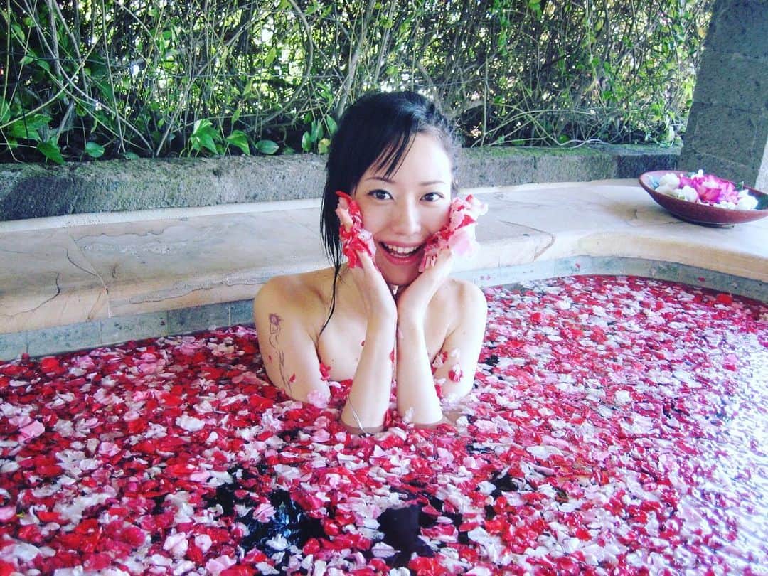 のインスタグラム：「In Bali🥰♨️💕 14 years ago😂  #bali #バリ #バリ島 #バラ風呂 #薔薇 #ばら #お風呂 #bath #bathtime #happy #入浴 #family #家族旅行  #14年前 #26歳 #大蛇 首に巻いた #instagood #instalike #instalove #コーンロウ #タトゥー #view #ocean #travel #westin #海 #sea また行きたいなぁ #高校生ママ  #フリーモデル #アラフォー」