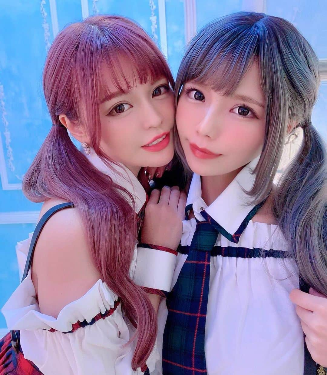 プラネットオシリスさんのインスタグラム写真 - (プラネットオシリスInstagram)「. お揃い👧👧💗💙 @__nanapgram__ . ななぴとの撮影めちゃんこ楽しかった💪💕 . #ハロウィン#ハロウィンコスプレ  #制服#双子#ツインテール#派手髪」10月4日 15時07分 - planet_osiris