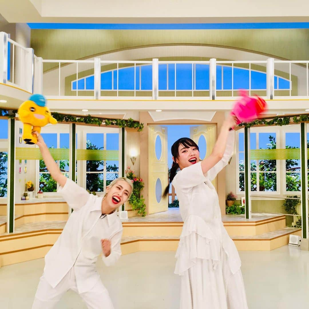 北海道テレビ「イチオシ！モーニング」さんのインスタグラム写真 - (北海道テレビ「イチオシ！モーニング」Instagram)「#wack の10人組アイドルグループ GANG PARADE の #カミヤサキ さん #月ノウサギ さんが HTB にいらっしゃいました  いろいろとお話を伺いました この模様は再来週17日(木)放送します  ついで(？)に動きのある写真を頂きたく #onちゃん と #okちゃん を 『LOVE COMMUNICATION 』の 👙MVばりに振り回してもらいました  あす5日(土)と あさって6日(日) 札幌 PENNY LANE24でワンマンライブあります  #gangparade #ギャンパレ  #htb #イチモニ」10月4日 15時09分 - htb_ichimoni