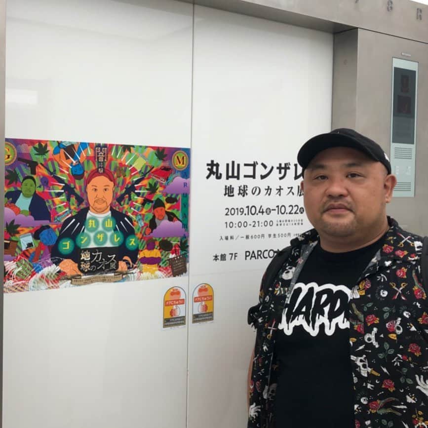 丸山ゴンザレスのインスタグラム：「池袋のPARCOミュージアムで開催中の「丸山ゴンザレス　地球のカオス展」での在廊スケジュールはこちらになります。  ゲストトーク 12（土）村田らむ 14（月祝）さくら剛 19（土）高田種臣 20（日）名越啓介 いずれも二部制①13:00～②16:00～  ギャラリーツアー、サイン＆撮影会のいずれか 10/4（金）5（土）6（日）7（月）8（火）15（火）21（月）22（火祝）  詳細や参加条件については公式サイトを確認ください。 https://art.parco.jp/parcomuseum/detail/?id=304 ※在廊時間は変更になることがあります。最新情報は公式サイトで確認ください。」