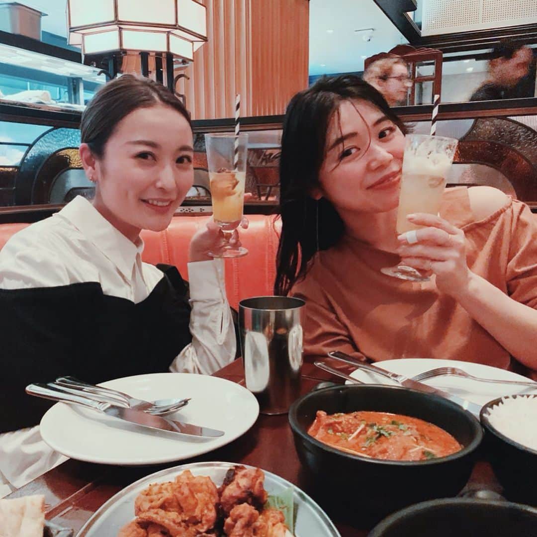 Yu-kiのインスタグラム：「@chihirosakurai がロンドンに来てたのでおススメのカレー屋dishoomに行ってきた🍛金曜の夜だったのもあるけど1時間半待ち◎でも喜んでくれたから待ったかいがあった🥰また来てね😘#london#dishoom」