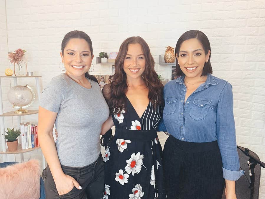 Nicole Mejiaのインスタグラム：「There’s a special place in my heart for sisters in business together. 💞 I had the pleasure of sitting down to talk to these two lovely souls, @melicarcache @stephaniecarcache, last Friday for their podcast, @wearemillennialwomen. We had a wide ranging convo about everything from body image, a plant based diet, environmentalism, morning routines, flipping the script on negative self talk, and finished off by speaking about @lulyapp. From the moment I connected with Mel and Steph, we were real, raw, and supportive of one another. Blessed to have been a part of what you two are building! If you want an inspiring and empowering podcast, I highly recommend theirs! My episode will be airing before the end of the year. ✨ - Oh and @melicarcache is joining us for JUMP this season and will be taking over the @lulyapp stories tomorrow to update all of us on her first week on the program! Be sure to tune in mañana for her testimony! - #mellenialwomentalk #takingthejump #livelikeyouloveyourself」