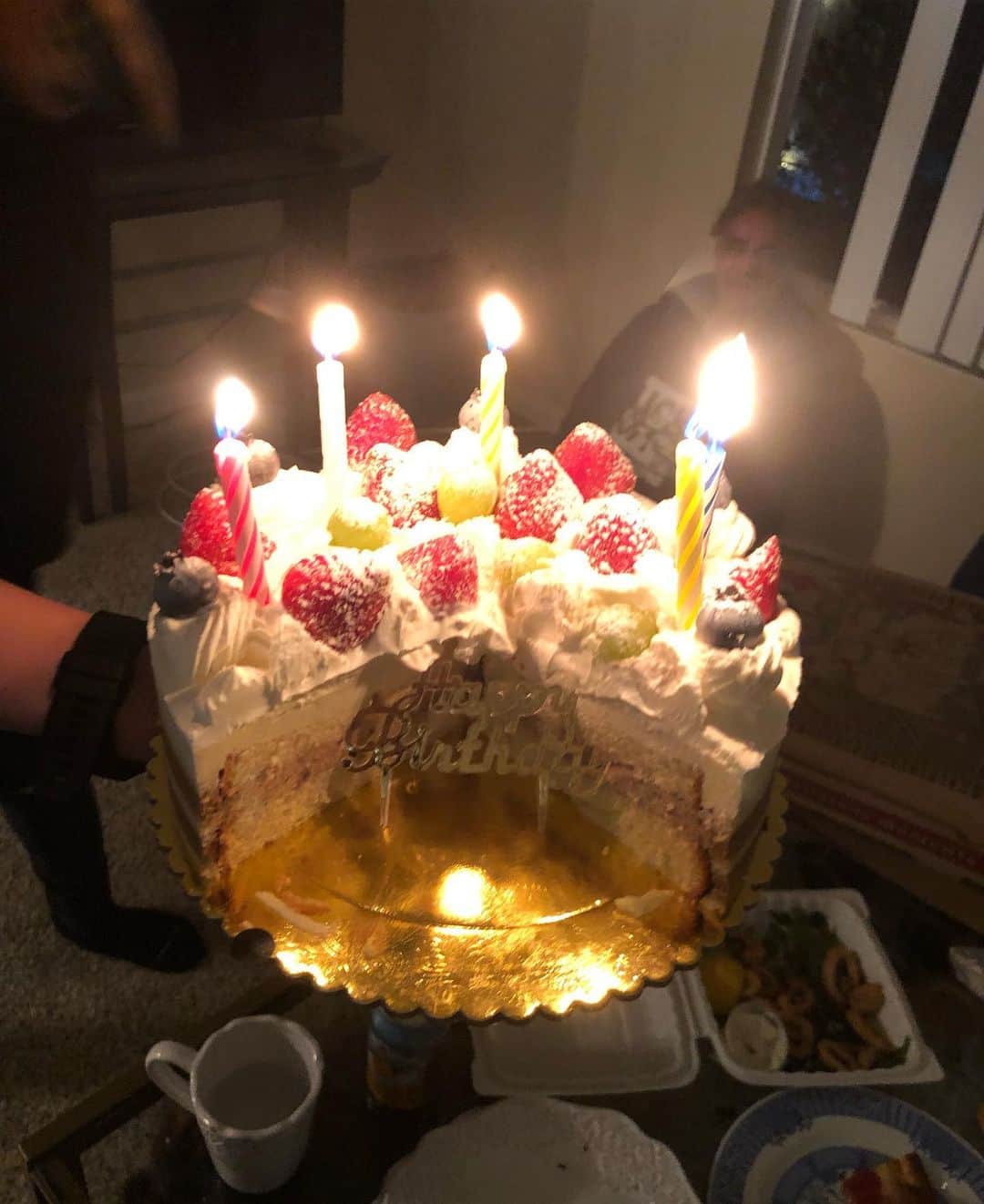 野沢直子さんのインスタグラム写真 - (野沢直子Instagram)「さんご、はぴばー🎂 二枚目の写真は三日前、真珠のアパートでバースデーパーリーした時、バースデーガールのさんごが遅れてきたので、バースデーガール待たずに先にケーキちょっと食べた、最低家族の証しです🤣 ま、ま、ま、お誕生日おめでとう🎉 #happybirthday #24歳」10月4日 7時14分 - naoko.nozawa