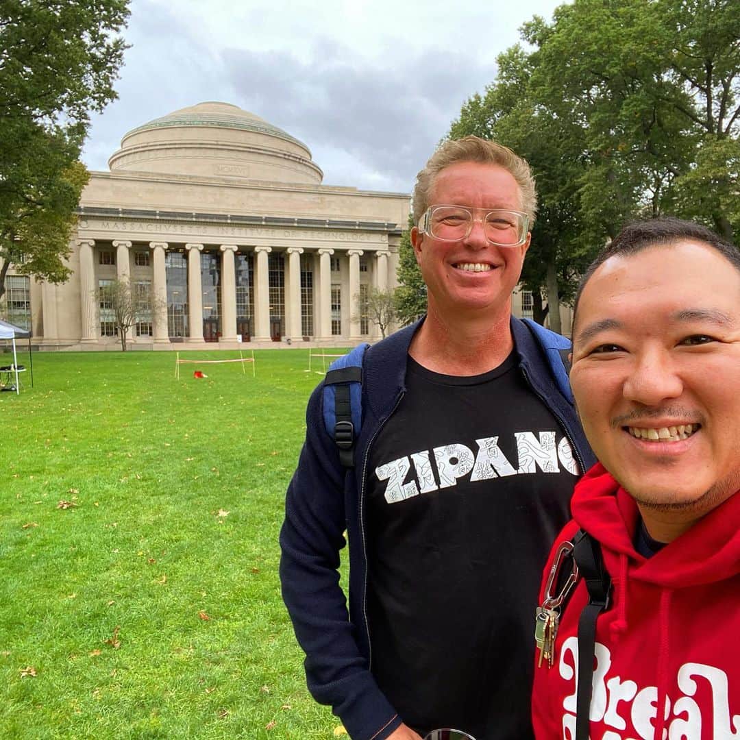 TAKAのインスタグラム：「昨日からMITの一員になりましたが、今日から早速ミーティングやらゼミやら始まっててんやわんやです（笑） MITでの指導教官のイアンゴンドリー教授と共に観光名所にもなってるドームをバックにパシャリ！」
