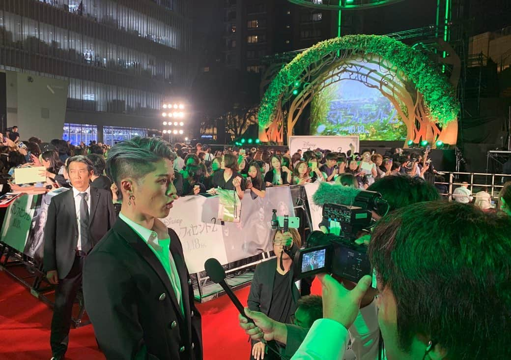 雅-MIYAVI-さんのインスタグラム写真 - (雅-MIYAVI-Instagram)「What a blast!!!!! Such a fun event with passionate crowd in Tokyo(With horns of course) So honored to join Angie and Sam for the premiere in Tokyo. Also glad that they loved the scenery and the time with the sweet Japanese crowd. We did it! I’m sure Japan, Asia and the whole world will love this film. It’s time to fly! #Maleficent マレフィセント２、ジャパンプレミア！あっという間だったけど、楽しかったね！会場の熱気がすごかったです。あの後、みんなでご飯に行ってアンジーもサムも日本のみんなの熱い歓迎、本当に嬉しかったと言っていました。僕も一足先に本編を観させてもらいましたが、美しく、スリリングで、かつ壮大な作品に仕上がっています。公開はいよいよ１０月１８日、世界のほかの国に負けないくらい日本の皆さんもガシガシ盛り上げていってください！！！！#みんなハロウィンはウドコスしたっていいんだよ #マレフィセント」10月4日 7時25分 - miyavi_ishihara