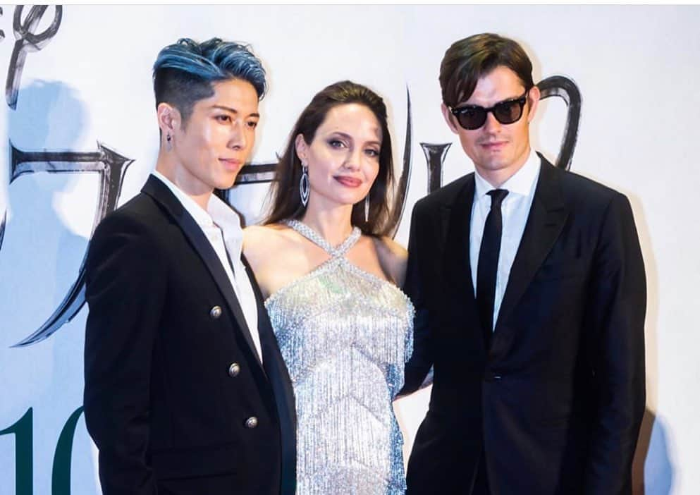 雅-MIYAVI-さんのインスタグラム写真 - (雅-MIYAVI-Instagram)「What a blast!!!!! Such a fun event with passionate crowd in Tokyo(With horns of course) So honored to join Angie and Sam for the premiere in Tokyo. Also glad that they loved the scenery and the time with the sweet Japanese crowd. We did it! I’m sure Japan, Asia and the whole world will love this film. It’s time to fly! #Maleficent マレフィセント２、ジャパンプレミア！あっという間だったけど、楽しかったね！会場の熱気がすごかったです。あの後、みんなでご飯に行ってアンジーもサムも日本のみんなの熱い歓迎、本当に嬉しかったと言っていました。僕も一足先に本編を観させてもらいましたが、美しく、スリリングで、かつ壮大な作品に仕上がっています。公開はいよいよ１０月１８日、世界のほかの国に負けないくらい日本の皆さんもガシガシ盛り上げていってください！！！！#みんなハロウィンはウドコスしたっていいんだよ #マレフィセント」10月4日 7時25分 - miyavi_ishihara