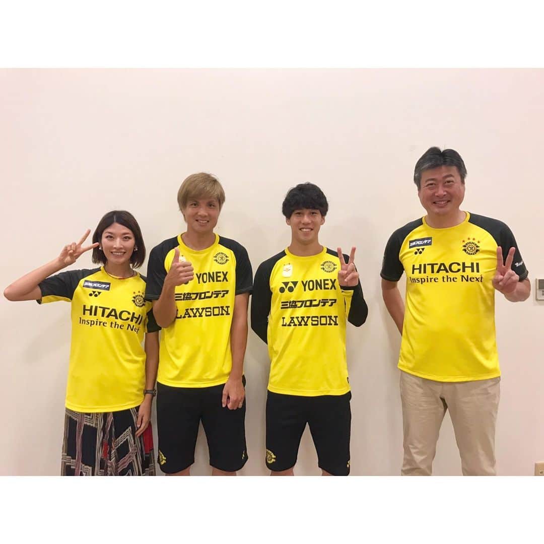 西谷綾子のインスタグラム：「✴︎ 9/29(土)モラージュ柏にて ライジングレイソル公開収録でした✨ この模様は10月のOAで💓 ・ 染谷選手に寄り過ぎてしまった😂✨🙌 窮屈そうっっっ！🙈笑 9/30♡33歳 お誕生日🎉おめでとうございます🤗 同い年だーー✌️💐 ・ 子供から江坂選手へ素朴な質問💡 私も、みんな気になっていたょー😂 好きな芸人さんはあの方‥🤓 ・ おふたりの新たな一面が見えましたね😻 @kashiwareysol_official  #柏レイソル #モラージュ柏 #首位  #サッカー #笑顔 #j1昇格 #みんなで喜び合いたい  #soccer #reysol #jleague  #kashiwa #kashiwareysol #football #vitoria #happy #happybirthday #flower」