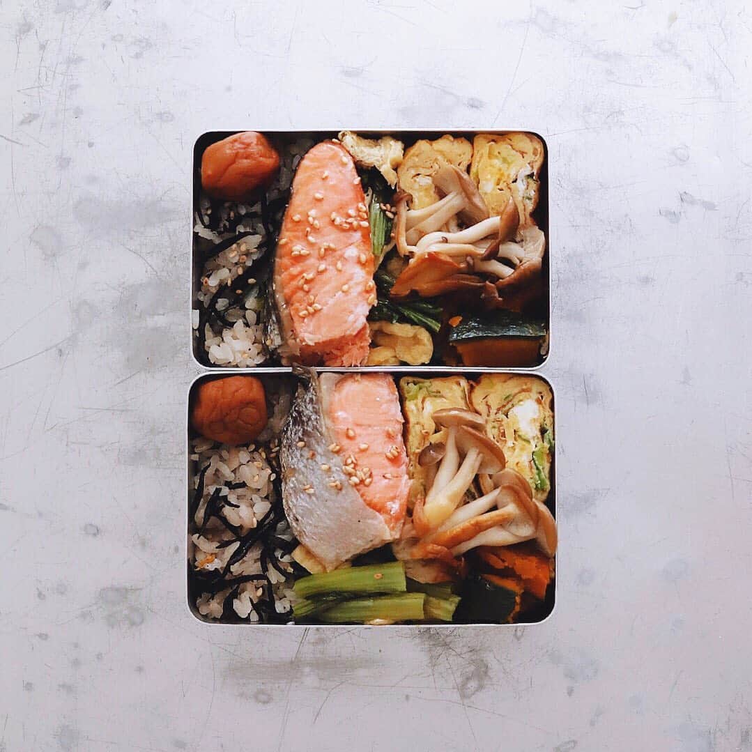 樋口正樹さんのインスタグラム写真 - (樋口正樹Instagram)「Salmon bento . 朝ごはんは家弁当で、 ひじきご飯、焼き鮭、 長ネギ入りの卵焼き、 青菜と揚げの炒め物 しめじバター、南瓜、 余りものなど詰めて。 . . #朝弁 #弁当 #焼き鮭 #bento #bentobox」10月4日 7時48分 - higuccini