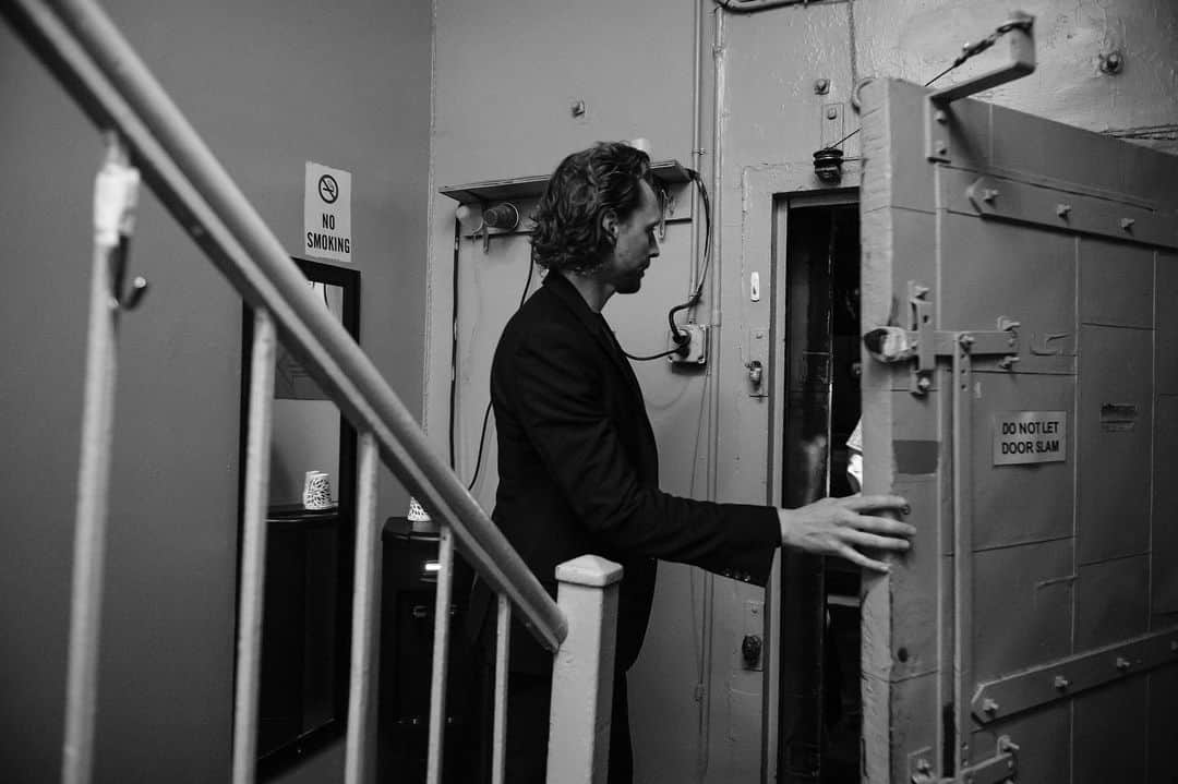トム・ヒドルストンのインスタグラム：「Places please. #BetrayalBroadway 📷: @jennyandersonphoto」