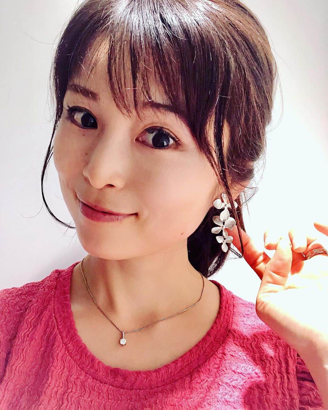 のインスタグラム：「一度はご縁のなかったイヤリング…。吉方位のお店で再び遭遇！連れて帰ったよ〜  #藤田りえ #アナウンサー #フリーアナウンサー #イヤリング #ピアス 開けていないの #吉方位 #この日は #大宮 に行った  #おしゃれさんと繋がりたい  #ピンク好き #前髪切った」