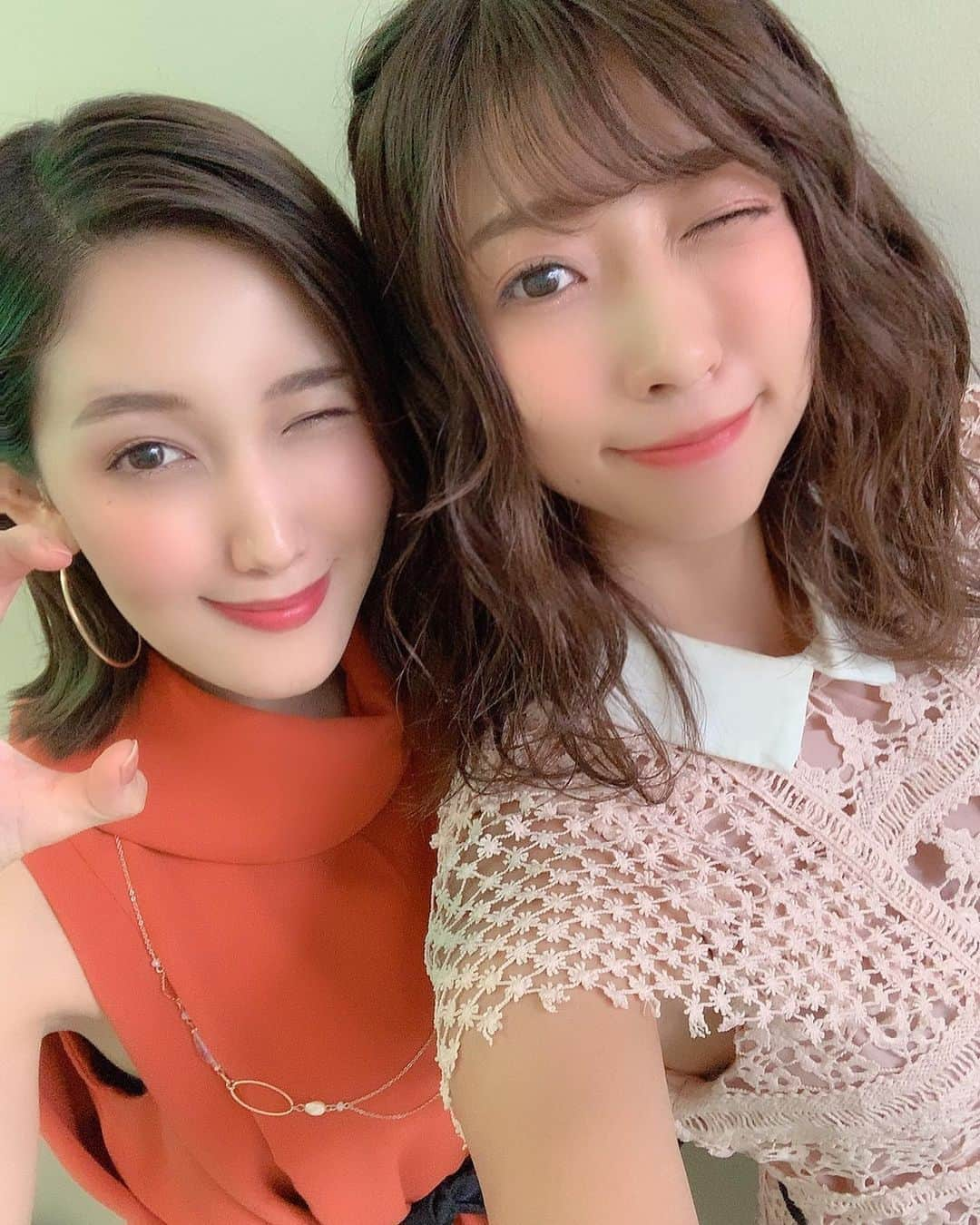 大貫彩香さんのインスタグラム写真 - (大貫彩香Instagram)「ニュース女子の収録でした✨ 花束貰っちゃった💐うふふ . . . 『ニュース女子』は、 10月15日(火)22:00～23:00「DHCテレビ」公式YouTube放送／他全国地方局などで放送致します✨ . . . お花渡してくださった 藤井厳喜さんと😊🦋 . . . 楽屋にてりささん、脊山さん、眞鍋さんと🌼 そして入れ違いでみゆぴなに遭遇💓 . . 💐スタッフの皆さん！いつも ありがとう御座います！ happy!❤︎ .  ご一緒に出演の皆さま ≪順不同・敬称略≫ 【司会】 上念司（経済評論家） 西川史子（医師・タレント） 【男性論客】 武田邦彦（中部大学教授） 藤井厳喜（国際問題アナリスト・評論家） 須田慎一郎（経済ジャーナリスト） 岸博幸（元経済産業省官僚・慶應義塾大学大学院教授） 原英史（元経済産業省官僚・政策コンサルタント） 飯田泰之（明治大学政治経済学部准教授） 【女性出演者】 吉木りさ（タレント） 脊山麻理子（フリーアナウンサー） 眞鍋由佳（主婦） 大貫彩香(タレント)」10月4日 8時05分 - sayaka_oonuki