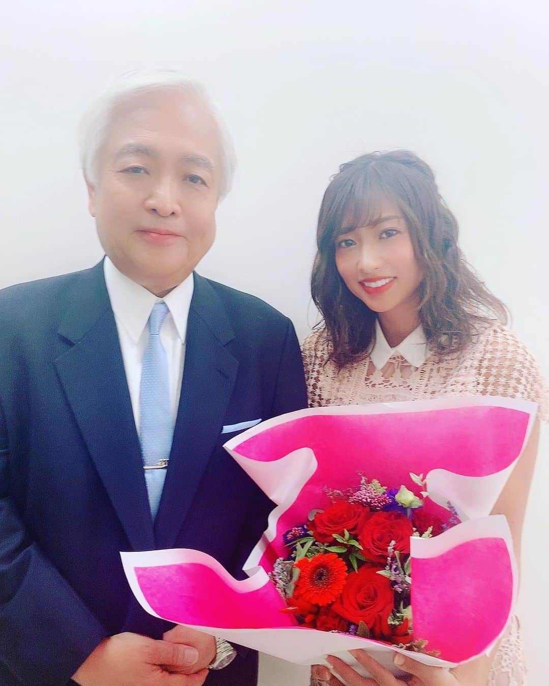 大貫彩香さんのインスタグラム写真 - (大貫彩香Instagram)「ニュース女子の収録でした✨ 花束貰っちゃった💐うふふ . . . 『ニュース女子』は、 10月15日(火)22:00～23:00「DHCテレビ」公式YouTube放送／他全国地方局などで放送致します✨ . . . お花渡してくださった 藤井厳喜さんと😊🦋 . . . 楽屋にてりささん、脊山さん、眞鍋さんと🌼 そして入れ違いでみゆぴなに遭遇💓 . . 💐スタッフの皆さん！いつも ありがとう御座います！ happy!❤︎ .  ご一緒に出演の皆さま ≪順不同・敬称略≫ 【司会】 上念司（経済評論家） 西川史子（医師・タレント） 【男性論客】 武田邦彦（中部大学教授） 藤井厳喜（国際問題アナリスト・評論家） 須田慎一郎（経済ジャーナリスト） 岸博幸（元経済産業省官僚・慶應義塾大学大学院教授） 原英史（元経済産業省官僚・政策コンサルタント） 飯田泰之（明治大学政治経済学部准教授） 【女性出演者】 吉木りさ（タレント） 脊山麻理子（フリーアナウンサー） 眞鍋由佳（主婦） 大貫彩香(タレント)」10月4日 8時05分 - sayaka_oonuki