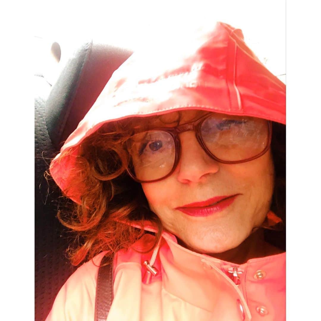 スーザン・サランドンさんのインスタグラム写真 - (スーザン・サランドンInstagram)「When it’s raining. ☔️」10月4日 8時11分 - susansarandon