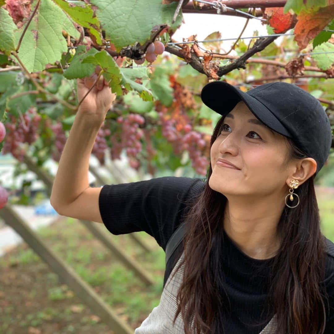 瑞羽奏都（水谷美月）さんのインスタグラム写真 - (瑞羽奏都（水谷美月）Instagram)「人生初のぶどう狩り🍇 巨人軍にとっては、ぶどう狩りは体勢が少々キツイ… ひたすら『く』の字で畑を歩行(笑)  #ぶどう狩り #ぶどう狩り食べ放題  #見晴らし園 #山梨  #バスツアー #日帰り #ポートレート」10月4日 8時23分 - mizuki.m_mizuha