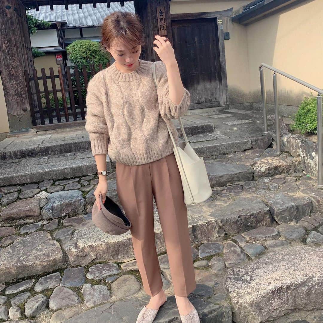 saanaaeのインスタグラム：「いよいよ今日の夜から ふゆNUE公開です!🌾 そして明日からtokyo受注会✍🏻 🌰 この日のためにたくさん準備してきたから 今から緊張緊張だけど💭 楽しみながらたくさんの方とお話できたら嬉しいです🥰 ♡ #cableニットふわふわで #すんごくおすすめ #スラックスもNUEでは外せないね #nuebyas」