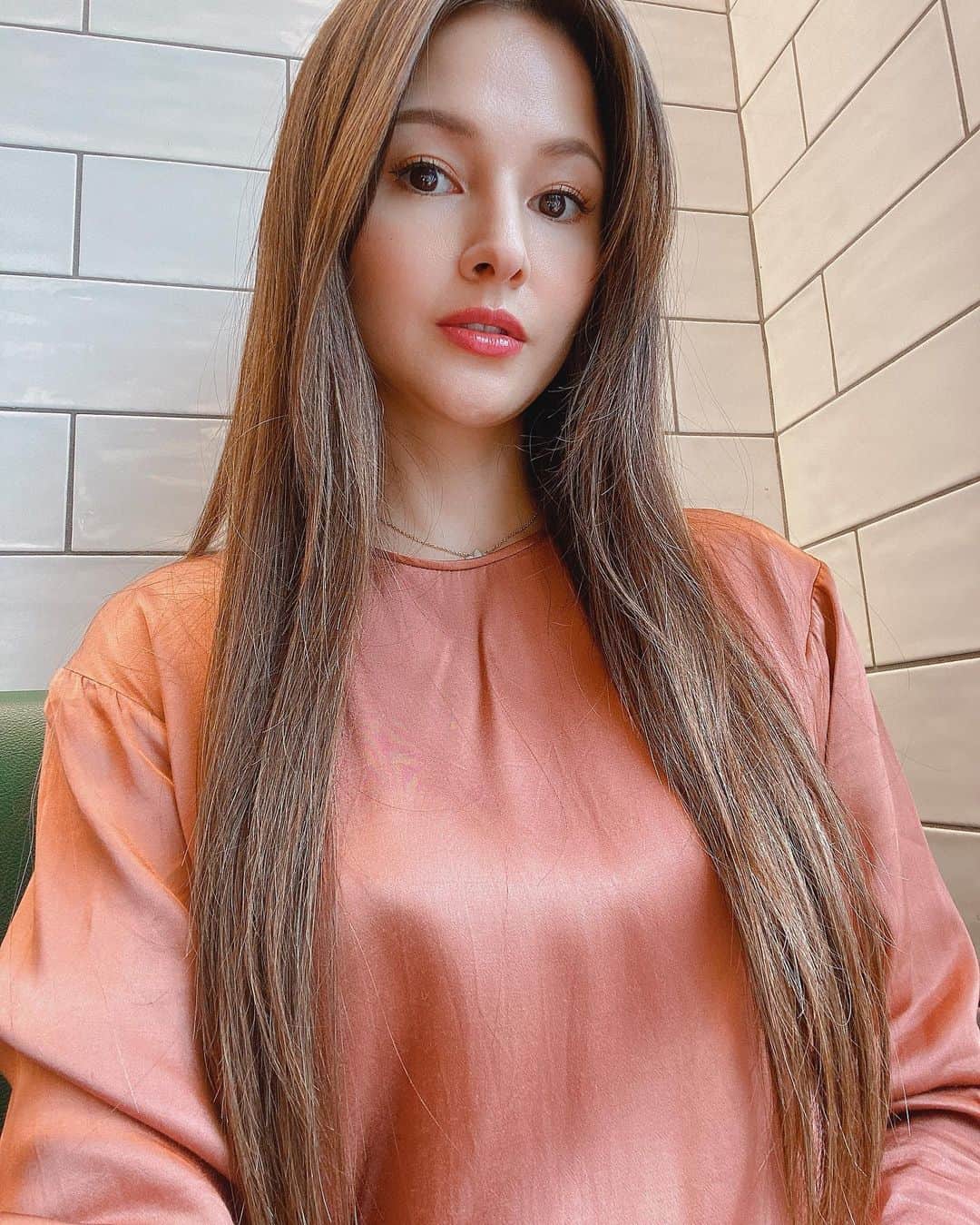 橋本麗香のインスタグラム：「もう、すぐに… スーパーロングヘアーともお別れ 何事にも執着の無い私は 手放せる喜びの方が 何にせよ強いです🙌🏼✨✨✨ ． 新たに出来たスペースに舞い込むギフトを 今から歓迎しております💓💓💓 ． @peakshair.jp  で入念にトリートメントをして頂き、 サラサラ艶々のヘルシーヘアーに💫💫💫 ． #切るために伸ばしてる」