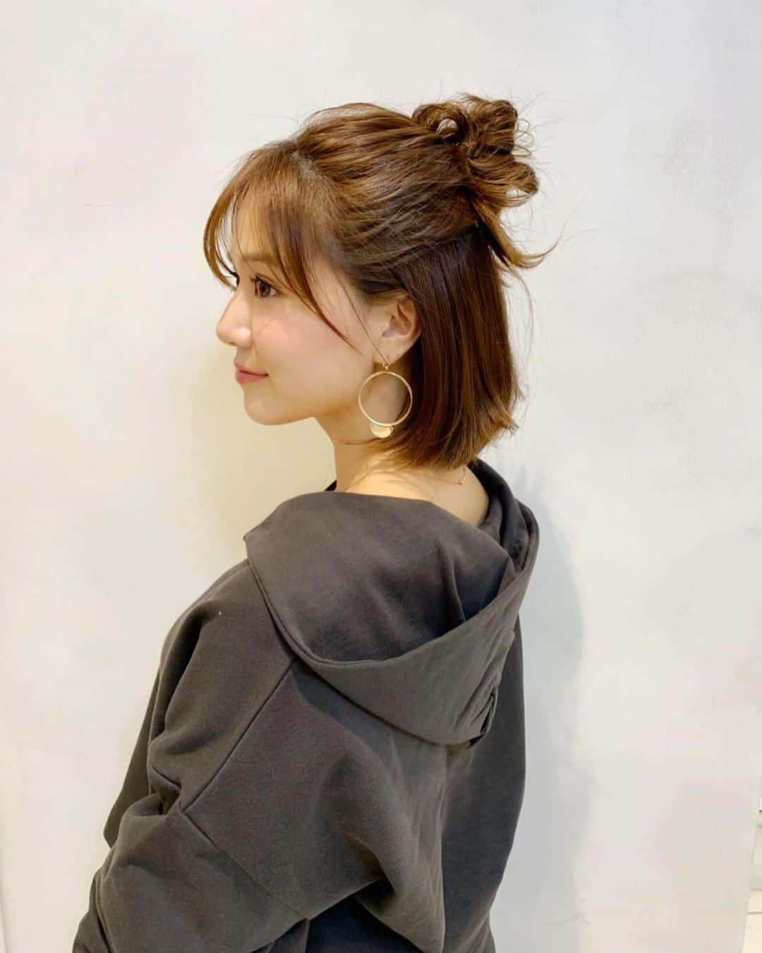 石井里奈さんのインスタグラム写真 - (石井里奈Instagram)「おはよん☺️❤️ . 最近お肌の調子がすこぶるよいのです🥺 おかげでこないだの撮影でもバッチリ🥺（横顔もスッキリ） . というのも、こないだ新宿にあるトータルビューティーサロンBIJUでたっぷりフェイシャルとボディエステを約4時間受けてきました🤤🌹❤️ . 日頃たまった老廃物がすべてながれて、生まれ変わった石井の肌🤣❤️ . 本当にありがとうございました💕 . 受けたメニューはこちら💁‍♀️ . ☑︎再生因子フェイシャル ☑︎オーダーメイドスリミング . 再生因子フェイシャルはなんと東京で受けれるのはこのBIJUだけ❤️🙆‍♀️ . だからこのメニューすごく人気でリピート率も90％なんだって❤️ . 再生因子を導入してあげることで肌のハリとツヤが本当生き返ったかのよう✨ . ローラーで浸透させてあげてパックして、とことん自分の顔にご褒美をあげれた感じでした❤️（動画見てね） . オーダーメイドスリミングは５つの施術から好きなものを組み合わせて選べるんだけど、キャビテーションのあとにインド式ボディメイクハンドマッサージがすっごくおすすめ🥺 . オールハンドできっちり流してくれるから本当に気持ちいし効果も期待できるのだ❤️ . とってもお店もピンクの壁でかわいかったよ🥰気になる方はこちらをチェック😛 . @biju_tokyo  https://beauty.hotpepper.jp/kr/slnH000384363/ . お店の前のワンピは @mimiclilic_official、撮影のトップスは @to_the_sea_hawaii です☺️ . ラスト金曜日、頑張っていきましょ♬ . #再生因子フェイシャル ＃美肌 #肌質改善 #最先端美容 #新宿 #新宿2丁目 #shinjuku #フェイシャルサロン #mimiclilic #ミミックリリック #フェイシャル #ファイシャルエステ #ボディメンテナンス　#エステ #エステサロン #facial #小顔矯正 #小顔 #東京エステ #新宿エステ #スキンケア #skincare #美白 #facial #facialcare #体験レポ #おすすめエステ #里奈ちゃんヘア」10月4日 8時41分 - ri7tin1025