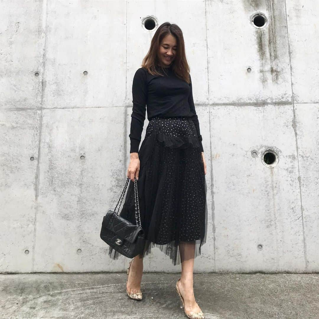 増山敬子さんのインスタグラム写真 - (増山敬子Instagram)「#mamacoordinate * #タートルネックニット  @uniqlo_ginza  #ひざ丈スカート  @snidel_official  #バック @chanelblanc  #パンプス @maisonvalentino * * 真夏みたいなコーデが続きがちだけど、 全身黒になると一気に秋モードになるね！」10月4日 8時43分 - keikomasuyama