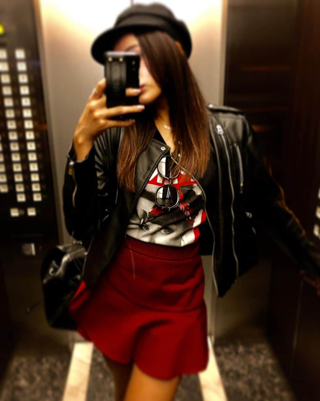 木佐貫まやさんのインスタグラム写真 - (木佐貫まやInstagram)「❤︎🕷#yesterdayslook 🕷❤︎ Love my new red skirt ❤️💭 Definitely black and reds combination are forever. Hmmmm today is rainy day ☔️ What should I wear ~~🤔💭❤️ .  昨日のコーディネート🎶 赤と黒のコンビは永遠だよねん 今日は雨だ〜☔️ なに着ようかな〜🤔💭❤️ 鏡のキズ…  #fashion #girl #red #black」10月4日 8時44分 - maaayaofficial