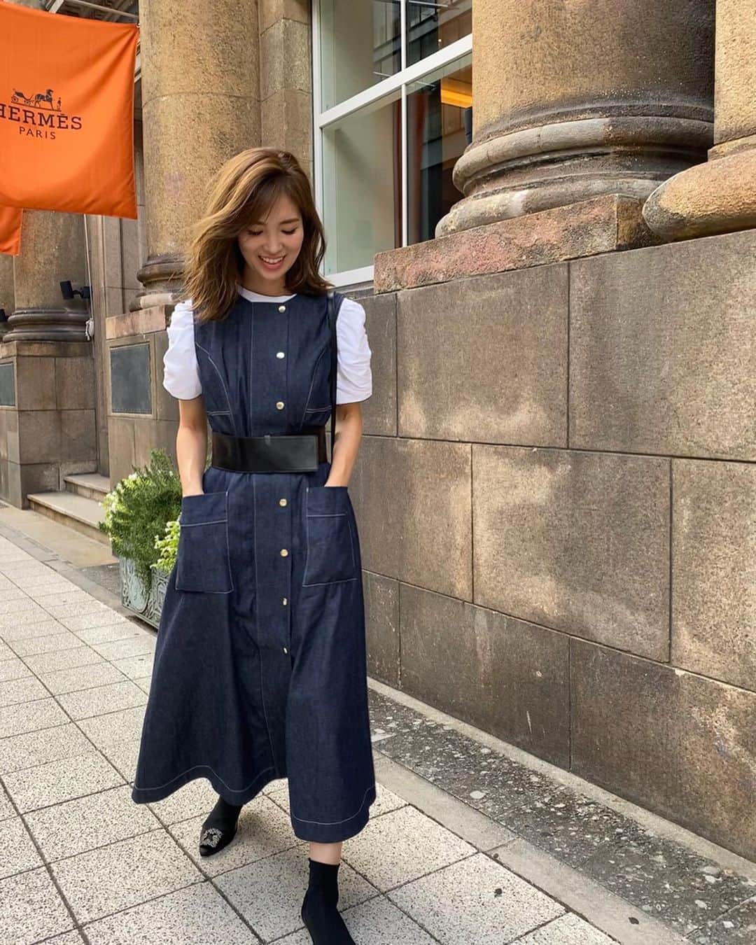 のインスタグラム：「・ 神戸大丸久しぶり〜✨ デザイン重視でつけたけど、おっきなポケットがすっごく便利🤣🙏 太ベルトでアレンジ✨ ・ Dress: @seventenbymihokawahito  Tops: @cyclasofficial  Bag: @carbotti_bags  Shoes: @manoloblahnikhq」