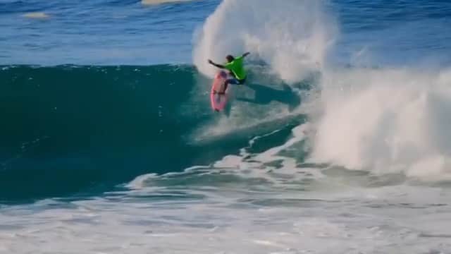 マッケンジー・ダーンのインスタグラム：「#tbt today goes to my hubby @santoswesley in South Africa 🇿🇦 Love watching him 😍🔥 ・・・ #tbt hj é do meu marido @santoswesley na África do Sul 🇿🇦 Adoro assistir ele surfar 😍🔥 🎥: @dani_grubba」