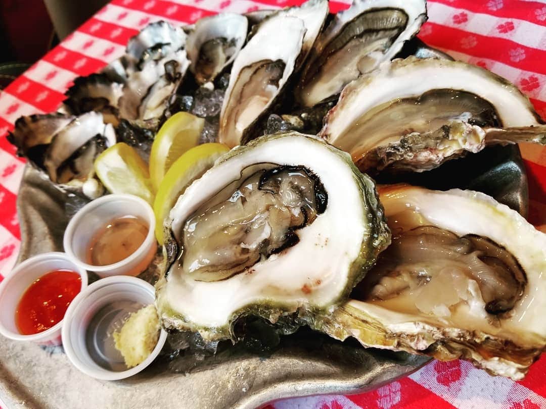のインスタグラム：「４ヶ月ぶりに来た💓 品川のグランドセントラル💕 10年以上通ってるオイスターバー🍸 生牡蠣はレモン派だったけど、 海外の牡蠣は生姜とビネガーが合う😋💗 スパークリングにグラスワインを飲んだあとにワイン２本空けてしまいました。 ついつい呑みすぎてしまうお店の１つ💗 ご馳走さまでした😋💓 #生牡蠣  #オイスターバー  #牡蠣フライ  #牡蠣三昧」