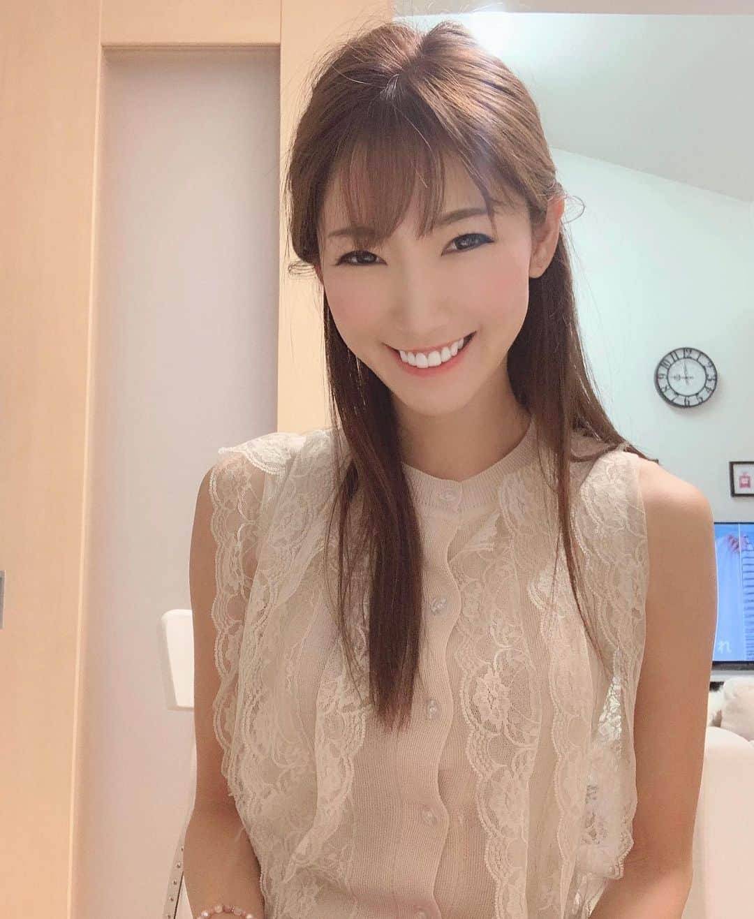 のインスタグラム：「雨すごかったですね☔️雨の音を聞きながらの二度寝？三度寝？最高でした🤤今日はショートブーツ一択だな！ 金曜日！頑張っていきましょう🌟 . ☑︎トップス @7things.official . . #ootd #韓国ファッション #前髪 切った #プチプラファッション」