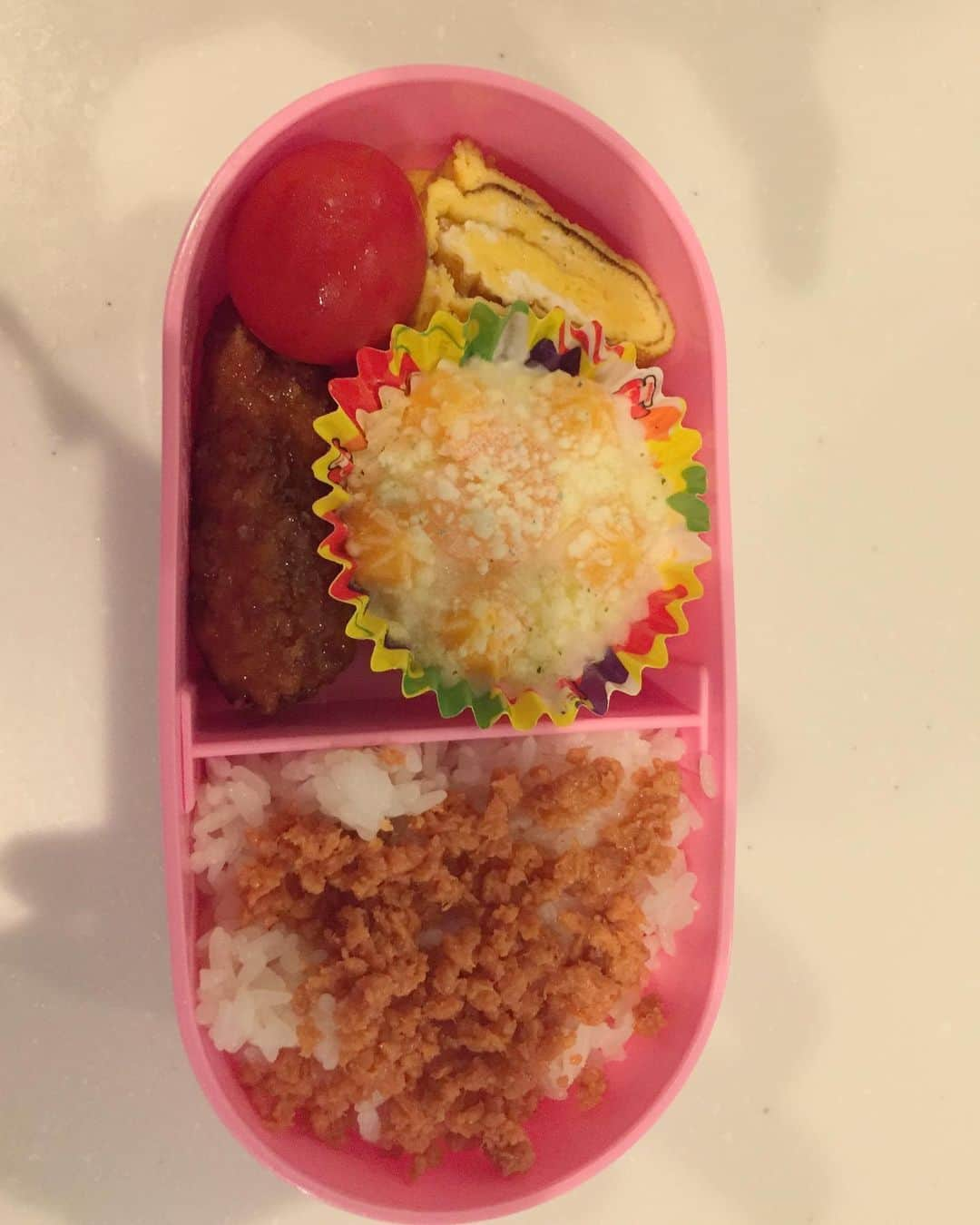 山根良顕さんのインスタグラム写真 - (山根良顕Instagram)「どうしてもメインが冷食になっちゃう。 愛情足りてるかなとか、手抜きかな？とか悩むけど美味しいし、娘からのリクエストもあるしね〜 ということで、卵焼きだけは娘と協力しながら作って入れる！ 朝のバタバタの時じゃなく夜作ればいいんだよね。と、毎回思うwそして夜は忘れるw」10月4日 9時16分 - ungirls_yamane