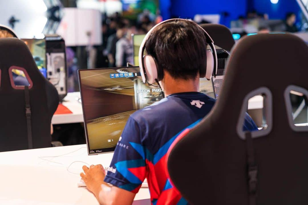 CYCLOPSathletegamingのインスタグラム：「Shokei plays R6S on stage. . . #tgs2019 #tokyogameshow #tokyogameshow2019 #東京ゲームショウ #東京ゲームショウ2019 #eスポーツ #cyclopsathletegaming」