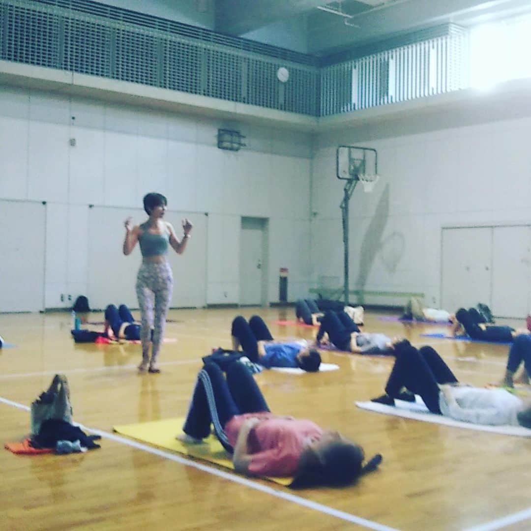 y1735kのインスタグラム：「三鷹市の中学校にて 骨盤を中心に全身、心を整える『身体をいたわる 』レッスンをさせて頂きました。 ・ 今回は保護者の方向けだったのですが、今後 若い世代の子達にも何か『導き』となるレッスンができたならなぁ、、なんて思っています。 ・ 今の10代.20代前半の子ってとてもしっかりしてるなぁと思うのですが 情報量が多く 正しい選択をするのに知識や時間が必要だったり、、。 ・ 勢いに任せると 後にトラブルが起きやすかったり。 ・ 生きやすいようで 生きにくい時代でもあるのかな、、。それでも先を見据えて上手にしっかり行動してる子が多いのかなという印象も。 ・ 【性】に対しても私達の感覚と違うなぁ、、なるほど〜と思う事も多かったり。 ・ 【身体】【心】【性】【食】 まだ練り最中ですが、これらをテーマに 10代、20代の方に向けてのサポートやレッスンなど考案しております🤔できると良いな。 ・ #中学生 #高校生 #yoga #食 #性」