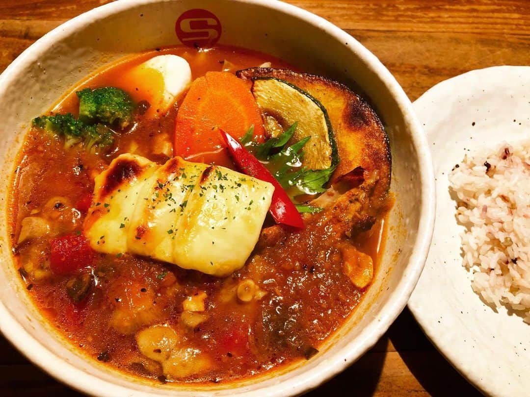 のインスタグラム：「昨日は『CURRY SHOP S エス』へ行って季節限定の『道産天然きのこと焼きチーズチキン』を頂きました😋 この道産天然きのこ『ゴヨウイグチ』の風味が凄くて、チキンとの相性も抜群でとても美味しかったです💖(*´◡｀​*) スープや辛さを選べるのも嬉しい。 いつもはココナッツグリーンスープを選ぶけれど、昨日はトマトバジル🍅こちらも美味しかったです😍  エスさんでは、店長の中根利絵さんに『今 君に届くなら』のMVに出演して頂いたりと大変お世話になっております🌸 ツアーファイナルライブのポスターも貼って頂けることになりました💕 ありがとうございます❗️ また食べに行きます〜😃 スープカレーの具は素揚げされている所が多いですが、エスさんは油で揚げてないので具沢山だけれど、とてもヘルシーなのでおススメです😉💕一気に身体が元気になる感じ。  @curryshop_s  #curryshops #カレーショップエス」