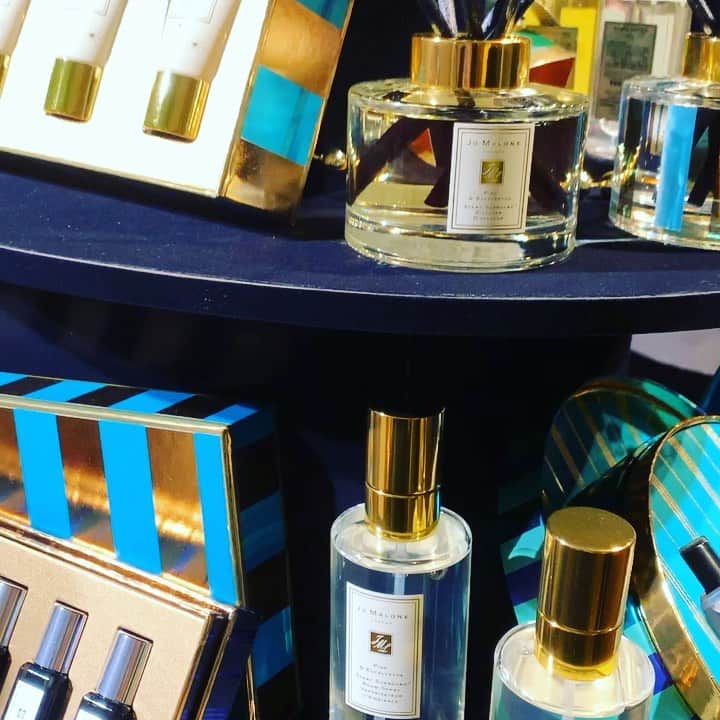 三浦加納子のインスタグラム：「JO MALONE LONDON  Christmas Collection  魔術師のブティックがテーマのホリデーシーズンコレクション🎄  ギフトにぴったりなパッケージが今からクリスマス気分を盛り上げてくれます✨ まだまだ暑いけどあっと言う間なんだろうな😆  #jomalone #christmasgift」