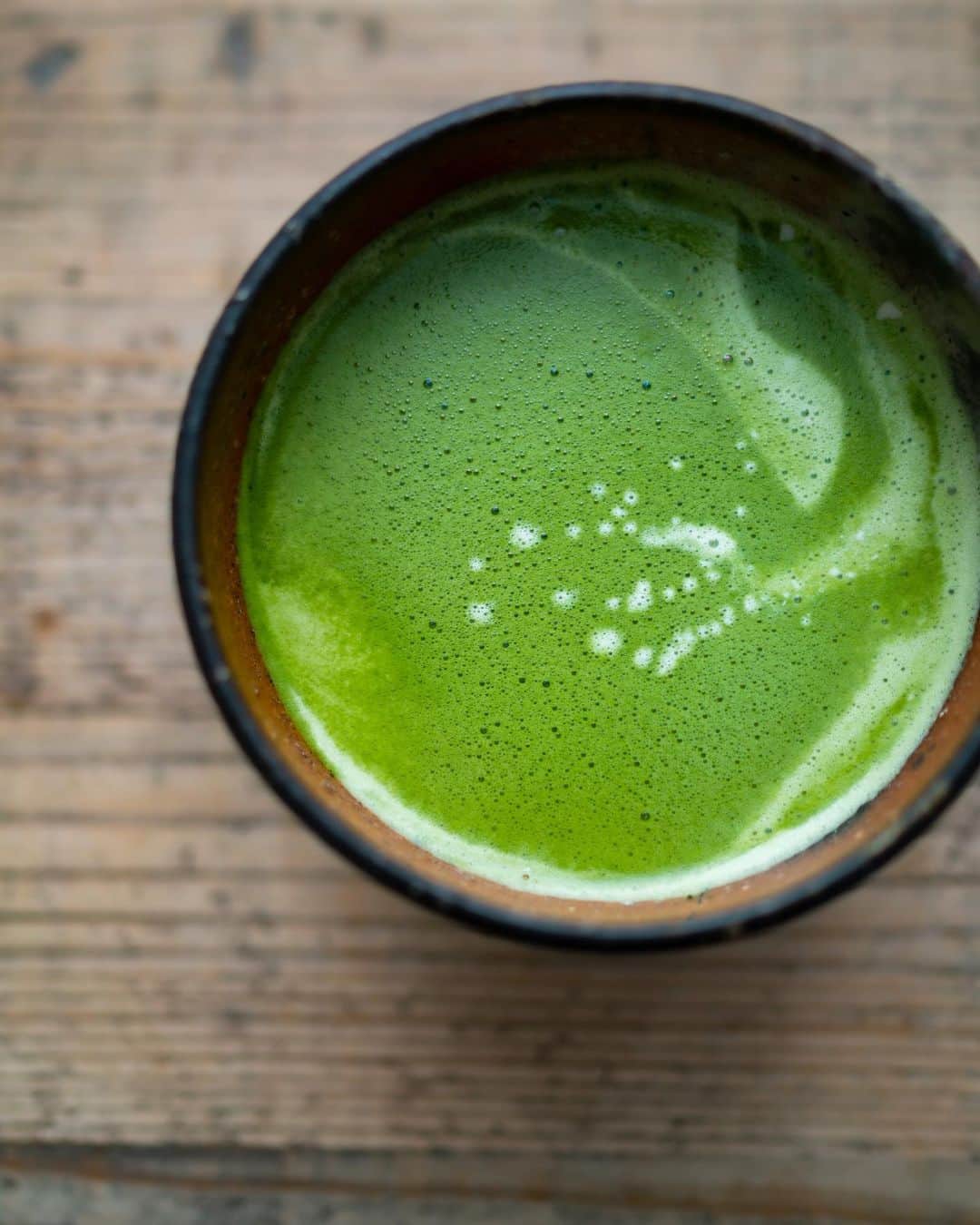 高嶋綾也のインスタグラム：「I’ve been drinking matcha a lot recently probably more than coffee. Simple hot matcha latte is now my favorite post-workout drink. lol If you are in Kyoto or ever come to Kyoto, I highly recommend “toka” and “nichinichi” nearby Kyoto Imperial Palace. They don’t serve matcha but you can enjoy high quality green tea. nichinichi is a pottery shop. You can see all kinds of ceramics made by Artisans from all over Japan. These two shops are in the same building ;) 最近は、コーヒーよりも抹茶をめっちゃ飲んでます。 冬夏というお店の抹茶が、無農薬でしかも美味しい🙌🏻 #toka #nichinichi #matcha #冬夏 #日日 #抹茶ラテ #備前焼」
