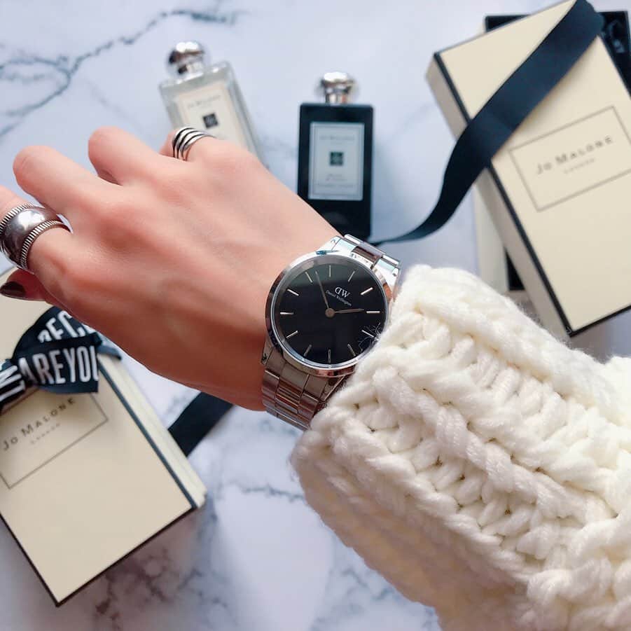 のインスタグラム：「@danielwellington の新作"Iconic Link" ステンレスベルトの洗練されたデザインがかっこいい✨ . 私はsilver×blackの36mmに。 シンプルで合わせやすいのでお気に入り❤︎ カジュアルに着けたいな☺︎ . . よかったらお使いください✨ ☑︎15％OFFクーポンコード⇨ coco07（11/30まで有効、公式サイト使用のみ） . ☑︎公式サイト https://www.danielwellington.com/jp . . #ダニエルウェリントン#DW新作#ICONICLINK#jomalone#perfume#watch#腕時計#置き画くら部」