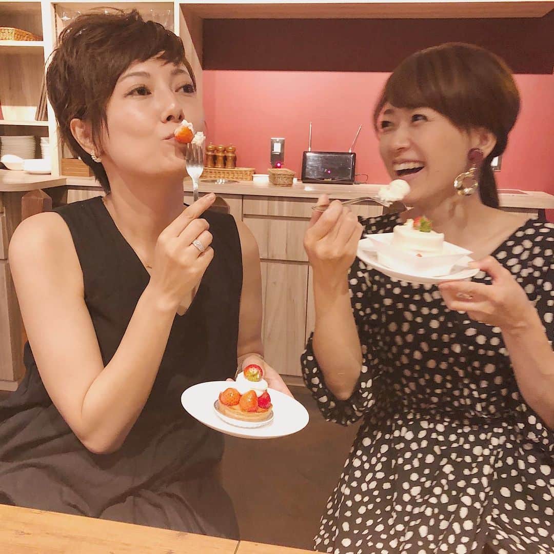 岡部玲子さんのインスタグラム写真 - (岡部玲子Instagram)「昨日は梅田陽子ちゃん(@yokoumeda )と一緒でした😁 同世代、誕生日も一日違い、40オーバー、イチゴケーキに大はしゃぎ🤣⁉️ 先に失礼しなくてはいけない私に「ケーキがあるから先に食べていきなーっ‼️」と言ってくださったNさん✨ 「玲ちゃん1人でポツンと食べるのも…。」と一緒に食べてくれた梅ちゃん☺️ みんな優しい‼️ 素敵な時間に感謝🙏✨ すごく人気のケーキだそう🍰✨ 美味しく☺️楽しく😁いただきました☺️ #岡部玲子 #子育て #主婦 #アラフォーママ #タレント #レポーター #40代 キャスター #アナウンサー #フリーアナウンサー #女子アナ #元アイドル #いちごケーキ #競馬キャスター #2児ママ #感謝 #mama #talent #reporter #instagood #f4f #happy #caketime #japanese #strawberrycake #smile」10月4日 9時52分 - reiko_okabe