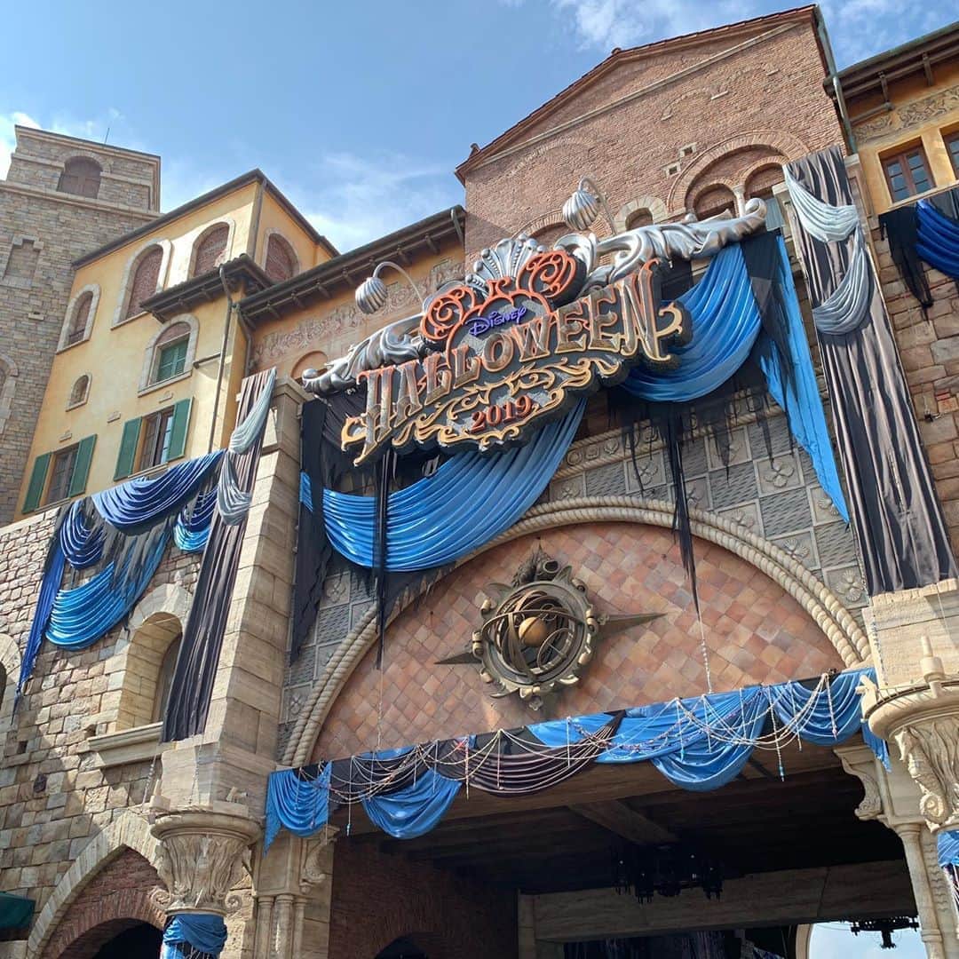 栗原由佳のインスタグラム：「娘のschool trip@Disney Sea、送りついでに入ってみた。私はオープンの時にリポートに来て、その後ロケでも…古い話〜💦子供達も何度か連れて来ていますが私ひとりでだったので夫は初シー。 #ディズニーシー #disneysea #tokyo #firstvisit #halloween  #ihateliars #unhappy」
