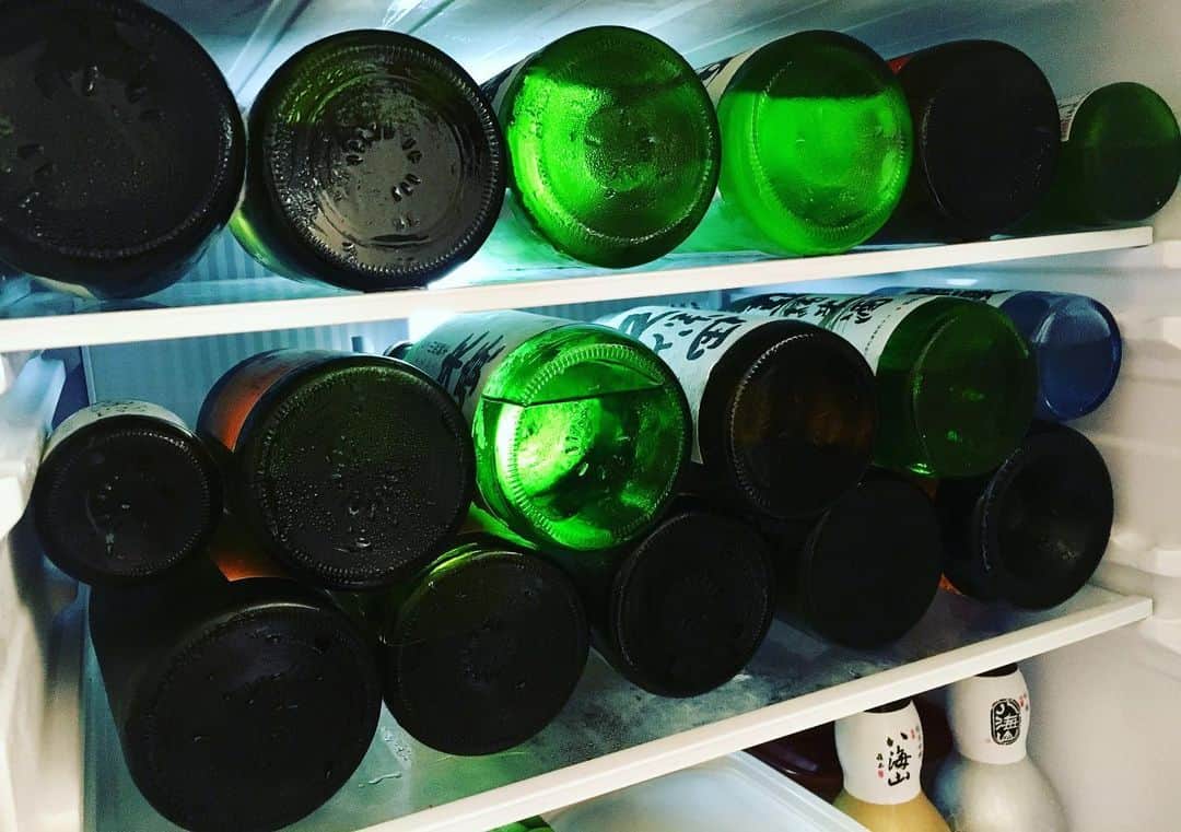 片桐千晶さんのインスタグラム写真 - (片桐千晶Instagram)「‪⁑ たしかに酒ディプロマの二次試験（テイスティング＆論述）を控えている。 控えてはいるが、だ。 これでいいのか我が家の冷蔵庫。 .‬ ‪#日本酒 #酒ディプロマ #ドアポケットにもあるよ‬ #野菜とか調味料とか色々入らないよ #絶対に受かりたい」10月4日 10時02分 - chiaki.katagiri333