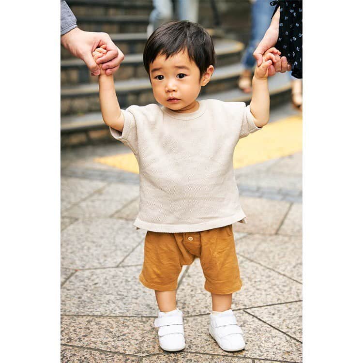 ハグマグ編集部さんのインスタグラム写真 - (ハグマグ編集部Instagram)「【HugMug #SNAP】 宮崎 彩さん＆了さん、郁央くん・1歳  モノトーンに、秋らしいブラウン・ベージュを加えたシャープな秋コーデ。シンプルながらも洗練された雰囲気がこなれ感◎。 . ［mama］ T-shirt：#Hanes One-piece：#unitedtokyo Pants：#unitedarrows Earrings：#designsix Ring：#atelierel Shoes：#carmensalas . ［papa］ T-shirt：#Hanes Shirt：#orSlow Pants：#unitedarrows Snearkers：#onitsukatiger . ［boy］ Tops：#バースデイ Pants：#hm Sneakers：#asics . . 詳しいコーディネートは、プロフィールから「mercidays by HugMug」をCHECK！ . #親子スナップ #hugmug#ハグマグ #親子雑誌 #ママ雑誌#mamacofashionsnap #ママファッション #ママコーデ #ママコーディネート #親子コーデ #おやこーで #リンクコーデ #親子リンクコーデ #大人カジュアル #kidsfashion #キッズコーデ」10月4日 10時15分 - hugmug_insta