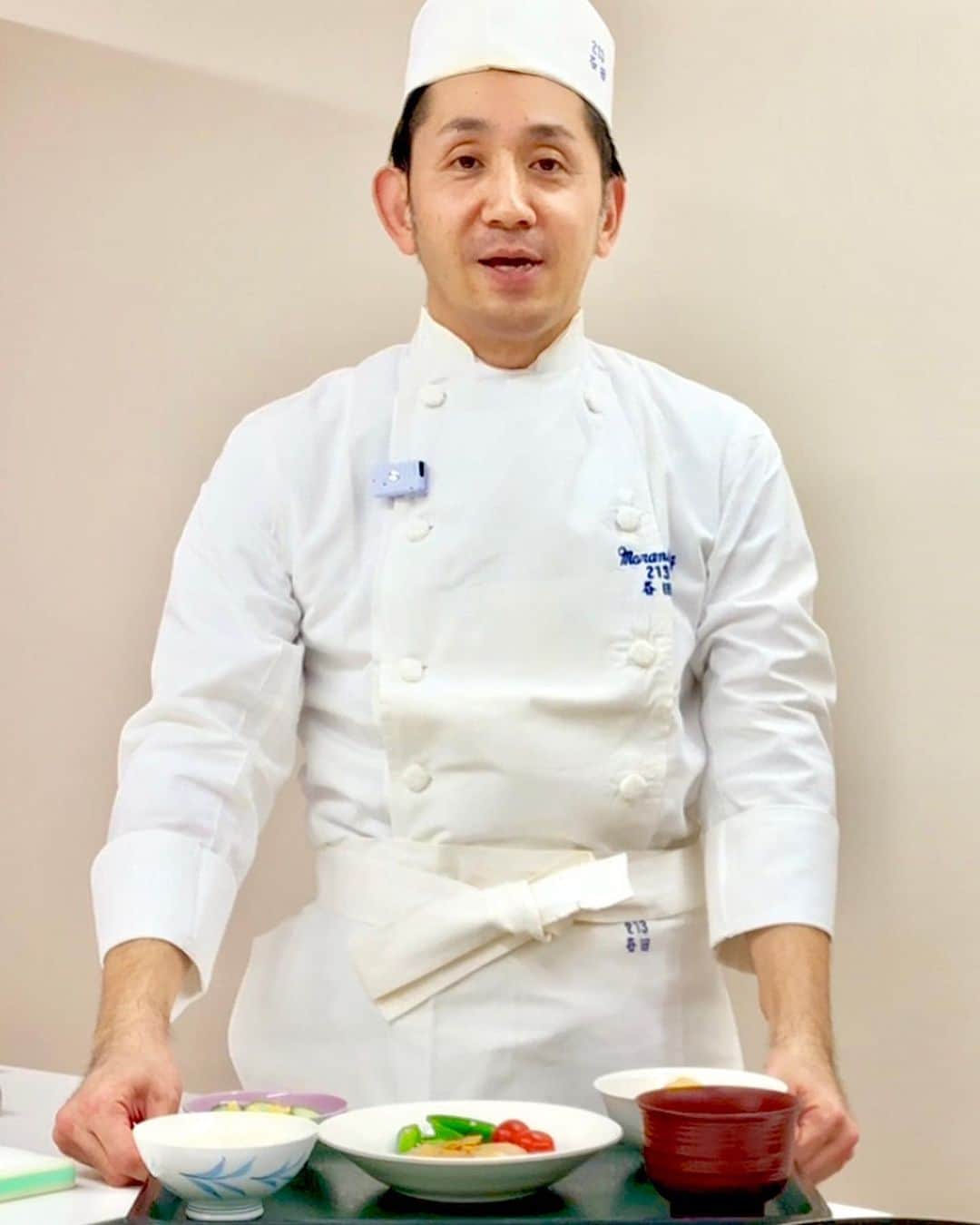 タニタさんのインスタグラム写真 - (タニタInstagram)「タニタの社長は「調理師」の免許を持ってるって… . ご存知でしたか？？ . 今日は動画の撮影で、私物の調理服を着てもらいました！ . 似合ってますか？ . #タニタ #TANITA #タニタ食堂 #社長 #調理師 #資格」10月4日 10時09分 - tanita_jp