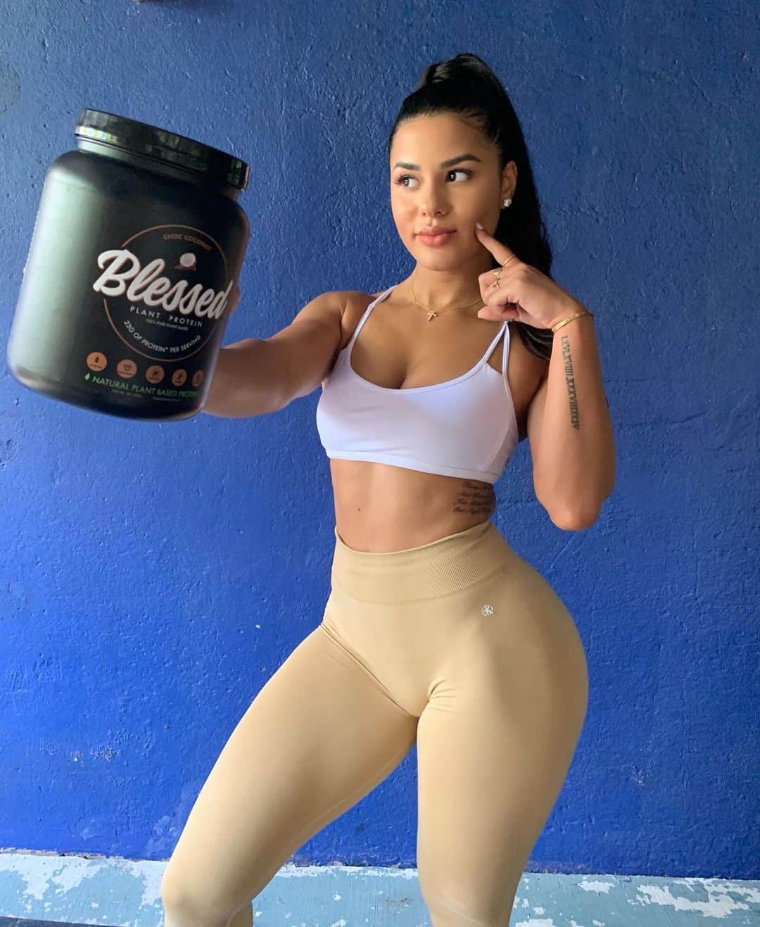 Katya Elise Henryさんのインスタグラム写真 - (Katya Elise HenryInstagram)「Want the gainnnzzzz without all of the calories? That way you get all the protein you need, in all the right places. 😉 Then you need to get BLESSED! - - - Since Blessed is Pea Based, it really does cut calories so you don’t get that bloated feeling all while getting that dream bawwwwdy! 🤩 So what’s good? Use code katya10 to get 10% off your order on www.ehplabs.com — leggings: @workouts_by_katya」10月4日 10時09分 - katyaelisehenry