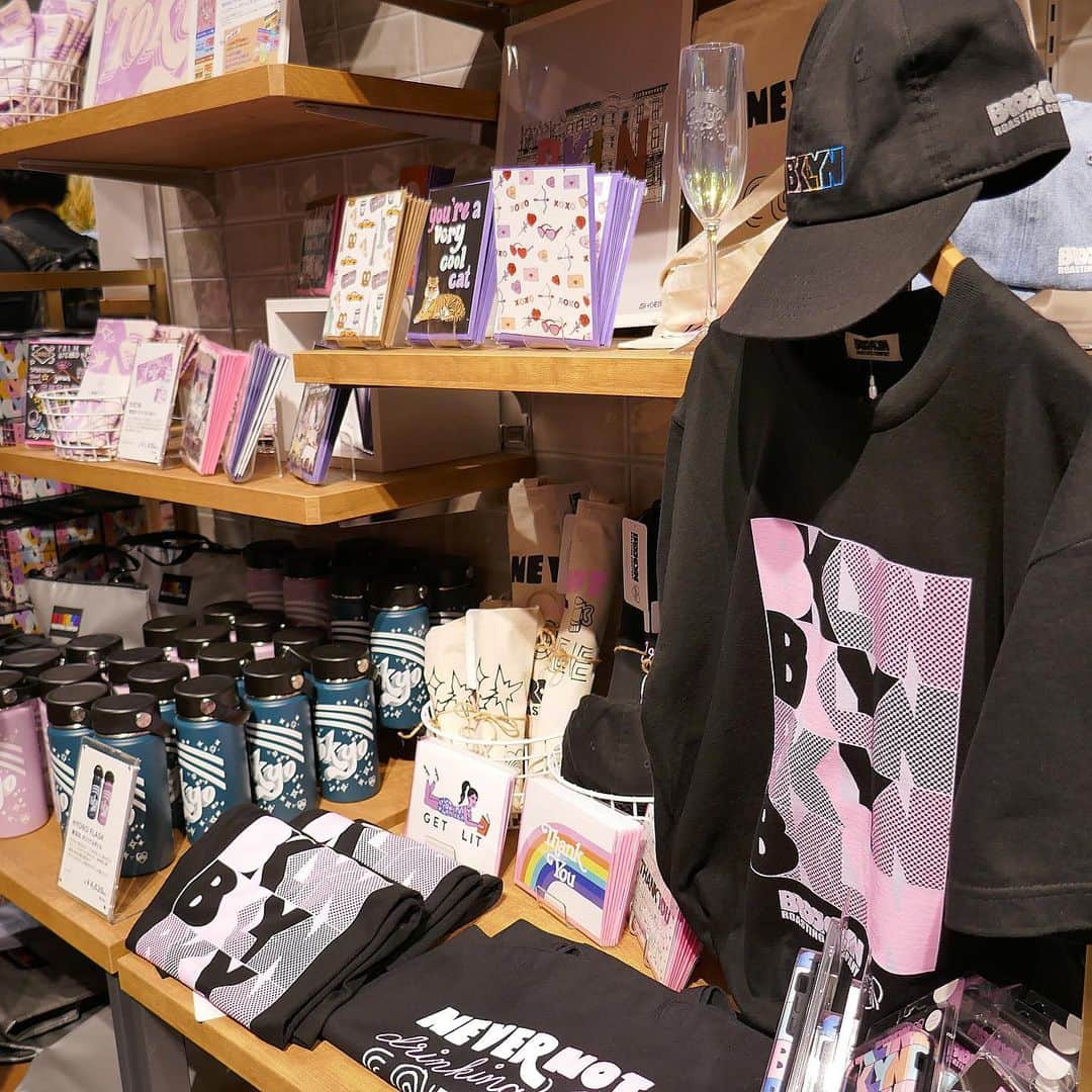 美的 Biteki's official Instagram! さんのインスタグラム写真 - (美的 Biteki's official Instagram! Instagram)「ライフスタイルストア「PLAZA」の新店舗「PLAZA東京店」が本日10月4日より東京国際フォーラムにオープン！ ★★★ 新ストア「PLAZA東京店」は、“THINGS GIRLS LIKE（女の子が好きなもの）”がギュッとつまっているのはもちろん、一目でわかる今の“HOT”を発信！ トレンドがパッとわかるような入口のプロモーションスペースをはじめ、新たなスタイルの空間で、有意義なショッピングが楽しめます。 また、店内にはニューヨーク・ブルックリン発祥のカフェ「BROOKLYN ROASTING COMPANY」を併設していて、コーヒーの香りがふわ～と店内に♪アプリを使ったモバイルオーダーシステム（事前注文・決済システム）を利用すると、待たずに美味しいコーヒーをいただくこともできるのだそう！ ★★★ 本日10月4日より、￥3,000（税込）以上購入した方限定の「ASH+CHESS オリジナルデザイン巾着付きビニールバッグ（非売品）」のプレゼント＊など、スペシャルなオープニングキャンペーンがスタート！ぜひ近くへ行った際は足を運んでみて！ ＊ なくなり次第終了。1会計で1点ずつ 【店舗情報】 PLAZA東京店 ・住所：東京都千代田区丸の内3-5-1 東京国際フォーラムA棟 1F ・営業時間：月～金 11:00～21:00／土日祝 10:00～20:00 ※詳しくは、公式HP等でご確認ください #PLAZA#PLAZA東京#プラザ#雑貨#コスメ#ショッピング#shopping#東京国際フォーラム#コスメ好きさんと繋がりたい#カフェ#コーヒー#カフェ好き#カフェ巡り#お買い物#bitekicom @plazastyle」10月4日 10時21分 - bitekicom