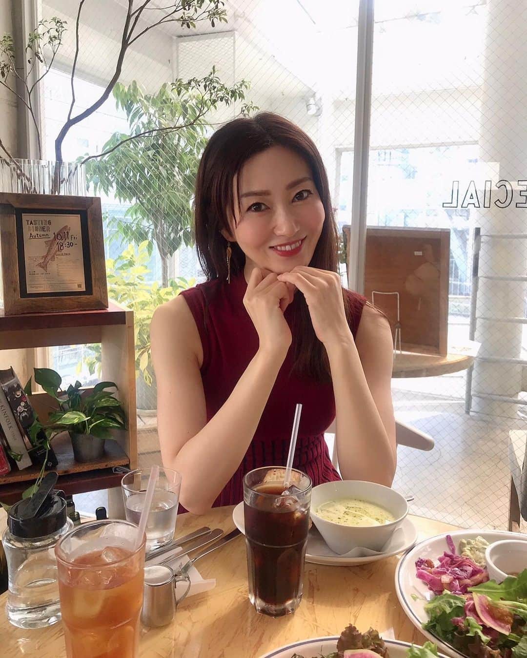 梅本理恵さんのインスタグラム写真 - (梅本理恵Instagram)「先日♡ ウォーキングレッスンの前にランチ☺︎! ・ ・ 欲張ってお腹いっぱい食べると、お腹ぷっくり→やる気も半減…☻☻ これなら大丈夫！と、お野菜たっぷりのヘルシーランチを選択♡  レッスン後は、洋服見たり、スキンケア商品を探したり、探ったり… 結構歩いた1日でした☺︎☺︎ お腹すいた… ・ ・ 写真を撮ってくれたのは、あきちゃん♡ @akiko.takahashi.39566  いつもありがとう☺︎♡ ・ ・ ・ ・ #ウォーキングレッスン#体幹鍛える #肩甲骨よせる #バッグを持って #歩くレッスン #よろよろしてる #自信をもとう #笑顔#美容#美活#美ST#美魔女#美魔女コンテスト#国民的美魔女コンテスト #美魔女の中の美魔女が決まる #はんなり美魔女 #梅本理恵#はんなり梅ちゃん #team美魔女9期生 ♡」10月4日 10時22分 - rie___12ki