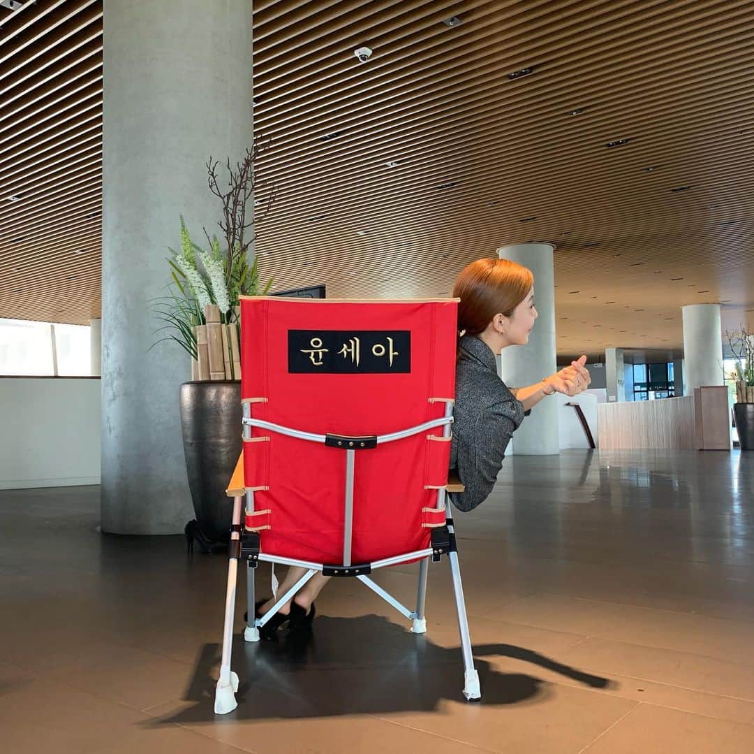ユン・セアさんのインスタグラム写真 - (ユン・セアInstagram)「😈 고마와요. 넘좋다...이쁜빨강 편안한 의자. 👿」10月4日 10時41分 - loveyoonsea