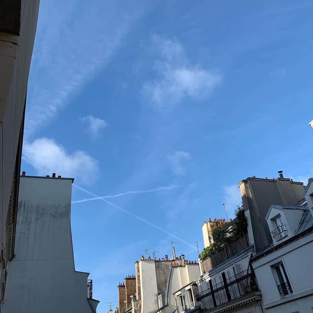石田ゆり子さんのインスタグラム写真 - (石田ゆり子Instagram)「わたしは空を見上げるのが好きで しょっちゅう空の写真を撮っている。 パリの空をみあげながら 地球上どこにいても空って 繋がってることに 改めて気がついて ふっと嬉しい気持ちになりました。 パリ。ありがとう。 またくるよ、パリ。 待っていてねパリ。 merci Paris👏🏻😭」10月4日 16時12分 - yuriyuri1003