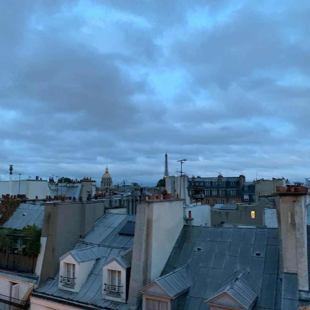 石田ゆり子さんのインスタグラム写真 - (石田ゆり子Instagram)「わたしは空を見上げるのが好きで しょっちゅう空の写真を撮っている。 パリの空をみあげながら 地球上どこにいても空って 繋がってることに 改めて気がついて ふっと嬉しい気持ちになりました。 パリ。ありがとう。 またくるよ、パリ。 待っていてねパリ。 merci Paris👏🏻😭」10月4日 16時12分 - yuriyuri1003