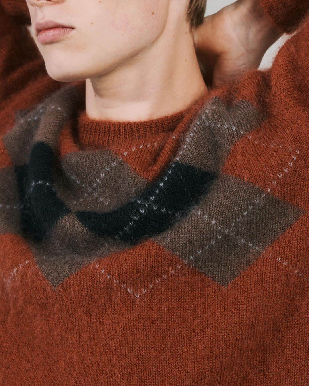 UNITED ARROWS さんのインスタグラム写真 - (UNITED ARROWS Instagram)「ㅤㅤㅤㅤㅤㅤㅤㅤㅤㅤㅤㅤㅤ 上品な光沢と柔らかさを備えたキッドモヘアとウールをブレンドした素材を使用し、ゆったりとしたリラックス感のあるシルエットで別注したアーガイルセーター。 10月5日(土)発売です。 ¥34,000+tax  #Unitedarrows  #Batoner #sweater #argyle #look #winter #men」10月4日 16時05分 - unitedarrows_official