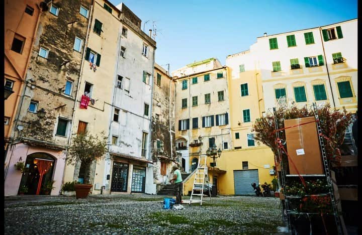 椎木俊介のインスタグラム：「Botanical Sculpture in Sanremo  Date: October 3 Thursday, 2019 Location: Piazza Sansiro  43.816754,7.773636 *Please insert this numbers to your Google map.  @azumamakoto @amkk_project @shiinokishunsuke  #azumamakoto #makotoazuma #shiinokishunsuke #amkk #amkkproject #flowers #flowerart #botanicalsculpture #東信 #東信花樹研究所 #itaria #sanremo」